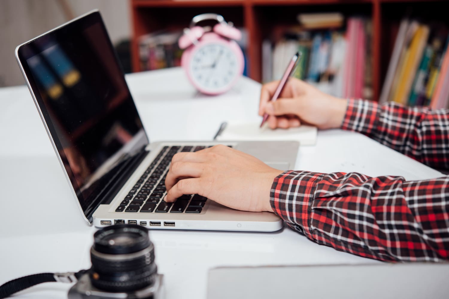 Gambar sampul untuk Templat Aplikasi Kelas dan Kehadiran Ambisius