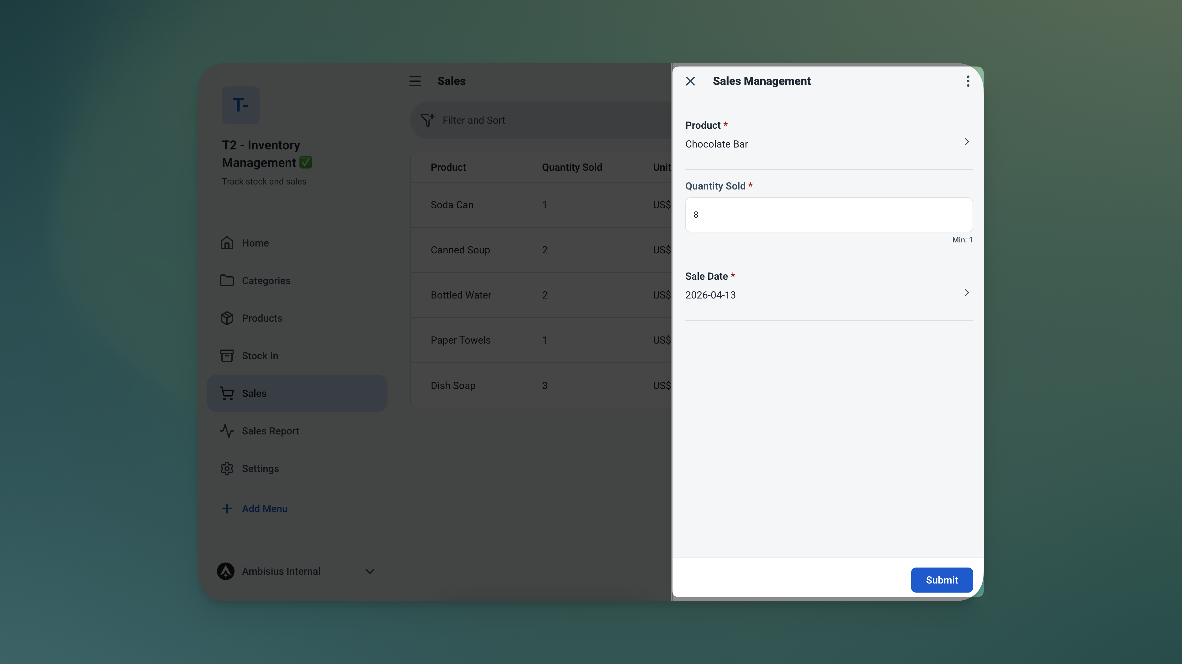 Formulir penjualan di aplikasi Ambisius menunjukkan total yang dihitung otomatis dan tingkat stok saat ini ditampilkan di sampingnya